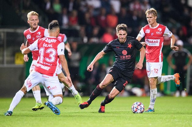Michal Petráň z Pardubic (vlevo), Lukáš Masopust ze Slavie Praha a Emil Tischler z Pardubic během utkání 3. kola Fortuna ligy.