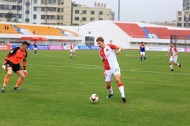 Slávistický útočník Milan Škoda se snaží překonat brankář týmu Chaj-nan Po-jing.