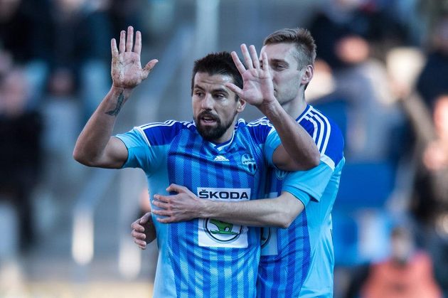 Boleslavský útočník Milan Baroš (vlevo) a záložník Jan Kalabiška se radují z gólu proti Baníku.