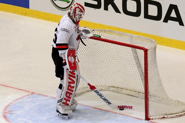 Brankář Juho Olkinuora z Jyväskylä vytahuje puk z branky poté, co v Třinci inkasoval první gól.