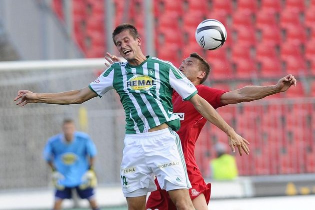 Michal Šmíd (vlevo) z týmu Bohemians Praha 1905 v souboji brněnským útočníkem Karlem Kroupou.