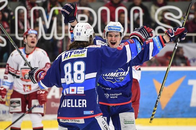 Peter Mueller a Jakub Orsava z Brna se radují z gólu na ledě Hradce Králové.