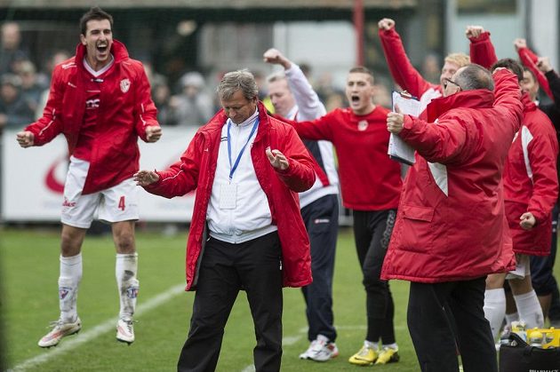 Fotbalisté Pardubic se radují z vítězství nad Spartou. Vpředu je trenér Jiří Krejčí.