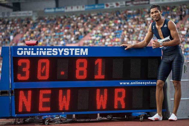 Sprinter Wayde van Niekerk s novým světovým rekordem v běhu na 300 m během atletického mítinku Zlatá tretra.