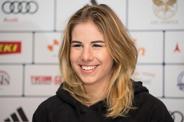 Snowboardistka a lyžařka Ester Ledecká během čtvrteční tiskové konference před nadcházející sezónou.