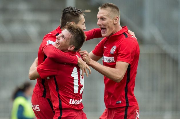 Fotbalisté Brna (zleva) Jakub Přichystal, Milan Lutonský a Michal Škoda oslavují gól na 2:2.