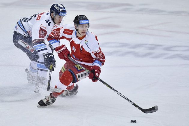 Zleva Jan Ordoš z Liberce a Matěj Kořenek z Olomouce v duelu 34. extraligového kola.