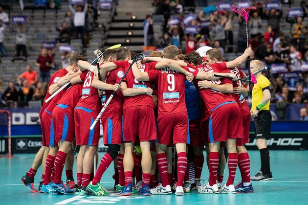 Čeští florbalisté oslavují gól na 5:3 během utkání proti Švýcarsku v základní skupině MS.