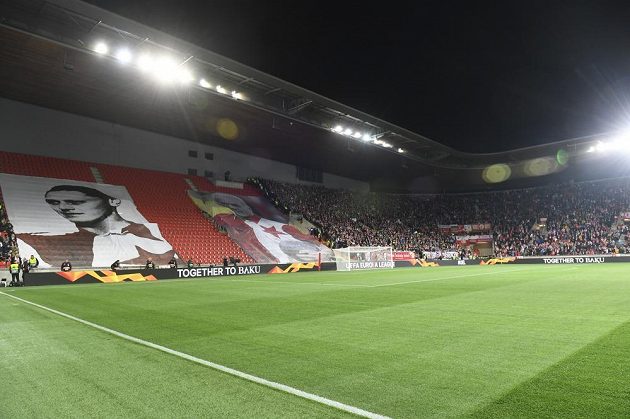 Pohled na prázdnou část tribuny Sever, která musela být kvůli trestu uzavřena