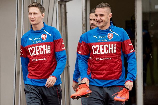 Fotbalisté Milan Škoda (vlevo) a Pavel Kadeřábek přicházejí na trénink české fotbalové reprezentace.