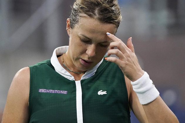 Ruská tenistka Anastasija Pavljučenkovová přemýšlí v duelu proti Karolíně Plíškové na US Open.