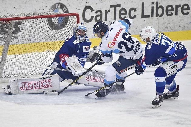 Petr Jelínek (uprostřed) z Liberce a brankář Brna Marek Čiliak a Jan Štencel z Brna v akci během pátého semifinále hokejové extraligy.