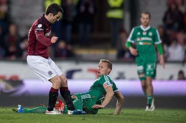 Sparťanský útočník David Lafata (vlevo) a příbramský obránce Tomáš Zápotočný bojují o míč.