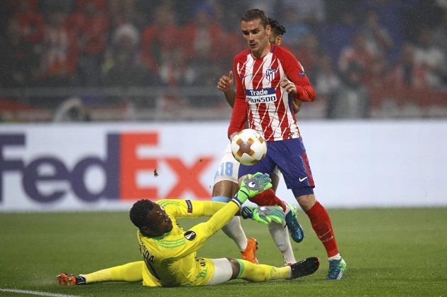 Antoine Griezmann z Atlétika podruhé překonává brankáře Marseille Steva Mandandu.