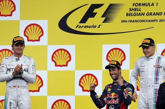 Tři nejlepší ze závodu ve Spa. Uprostřed vítěz Daniel Ricciardo, vlevo druhý Nico Rosberg, vpravo pak třetí Valtteri Bottas.