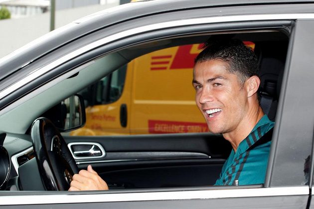 Hvězdný fotbalista Cristiano Ronaldo se po deseti týdnech připojil k Juventusu, před návratem do tréninku absolvuje zdravotní testy.