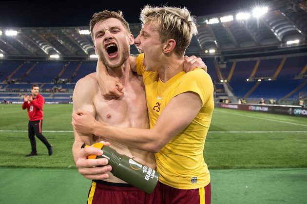 Fotbalisté Sparty Jakub Brabec a Ladislav Krejčí oslavují postup na Olympijském stadiónu v Římě.