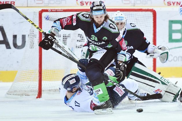 Liberecký obránce Lukáš Derner (vlevo dole) v souboji s mladoboleslavským zadákem Janem Hanzlíkem. Vzadu přihlíží brankář Středočechů Jan Lukáš.