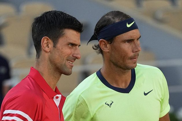 Legendy v akci. Srbský tenista Novak Djokovič a Španěl Rafael Nadal před semifinále French Open.