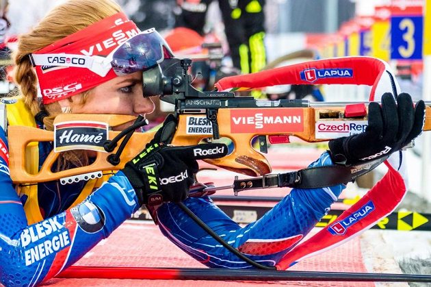Česká biatlonistka Gabriela Soukalová střílí vleže při stíhacím závodě žen ve švédském Östersundu.