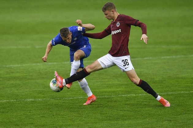 Zleva Michal Sadílek z Liberce a Adam Karabec ze Sparty v souboji o balon během utkání 30. kola Fortuna ligy.