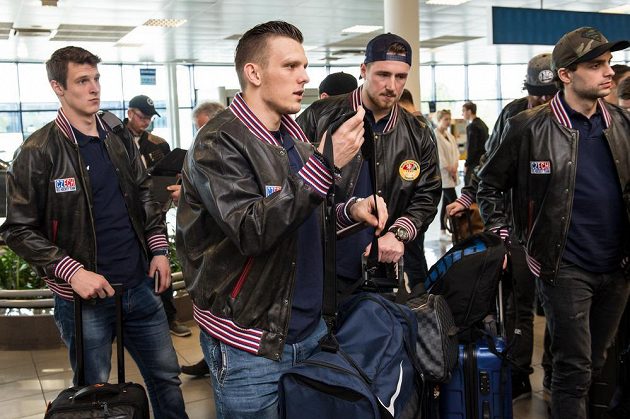 Dominik Kubalík (vlevo), Radim Šimek, Jakub Lev a Robin Hanzl během odletu hokejové reprezenzace na MS.