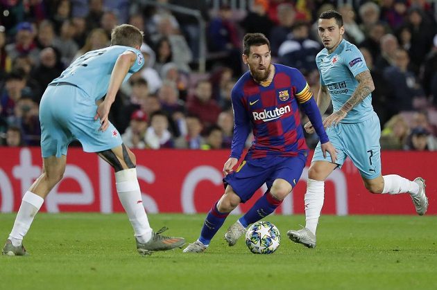 Lionel Messi kličkuje před kapitánem Slavie Tomášem Součkem. Vpravo další slávista Nicolae Stanciu.