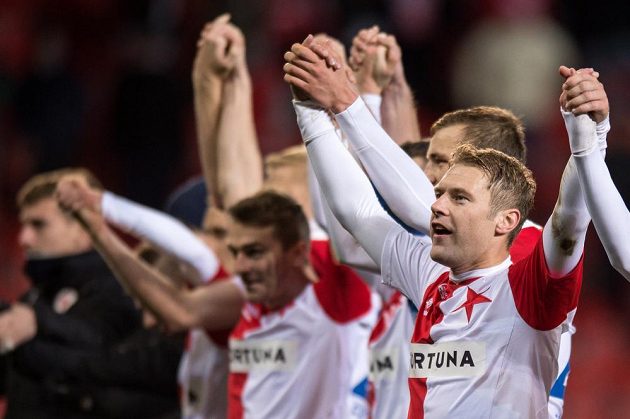 Karel Piták a jeho spoluhráči ze Slavie děkují fanouškům po výhře nad Příbramí.