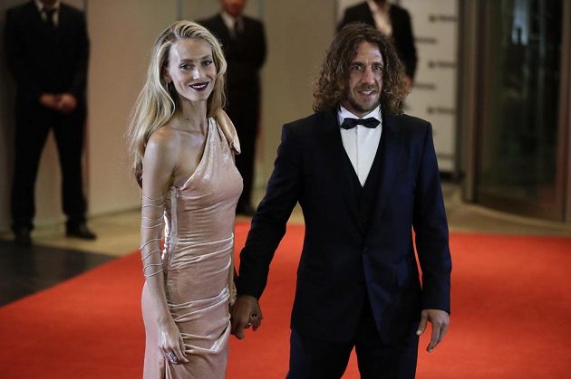 Na Messiho svatbě nemohl chybět ani dlouholetý lídr barcelonské defenzivy Carles Puyol s přítelkyní Vanessou Lorenzo.
