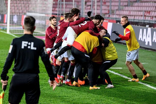 Fotbalisté Sparty Praha oslavují vítězný gól z penalty během utkání osmifinále MOL Cupu s Baníkem Ostrava.