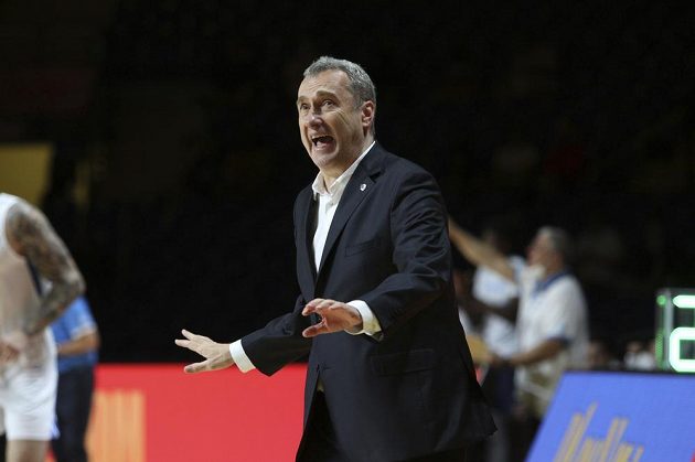 Trenér české basketbalové reprezentace Ronen Ginzburg reaguje na situaci během zápasu s Řeckem. Češi jednoznačně vyhráli a postoupili na OH do Tokia.