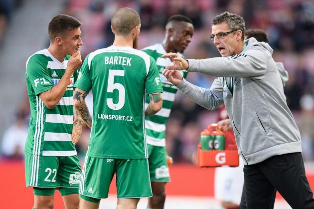 Fotbalisté Bohemians Antonín Vaníček (vlevo), David Bartek a trenér Bohemians Luděk Klusáček