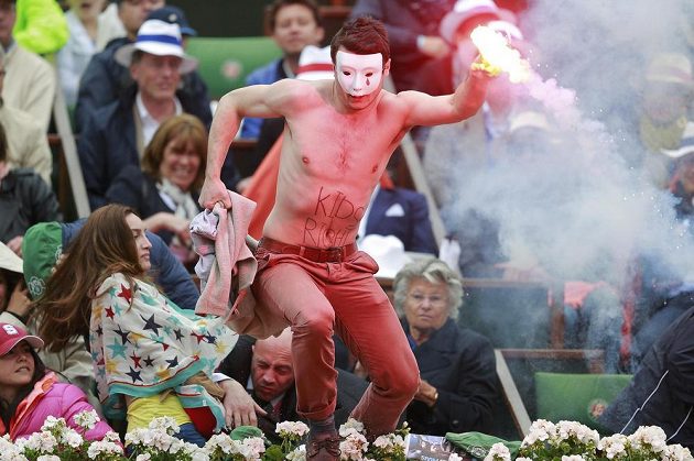 Fanoušek, který během finále French Open se světlicí narušil průběh zápasu.