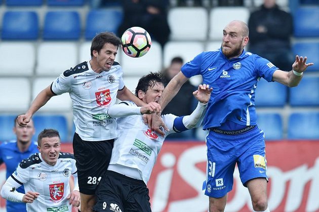 Liberecký stoper Martin Latka (vpravo), hradecký útočník Pavel Černý (uprostřed) a obránce Východočechů Roman Polom v zápase 11. kola ePojisteni.cz ligy.