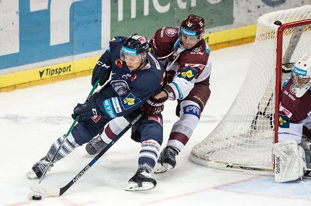 Liberecký útočník Michal Bulíř (vlevo) se snaží setřást Jana Buchteleho ze Sparty.