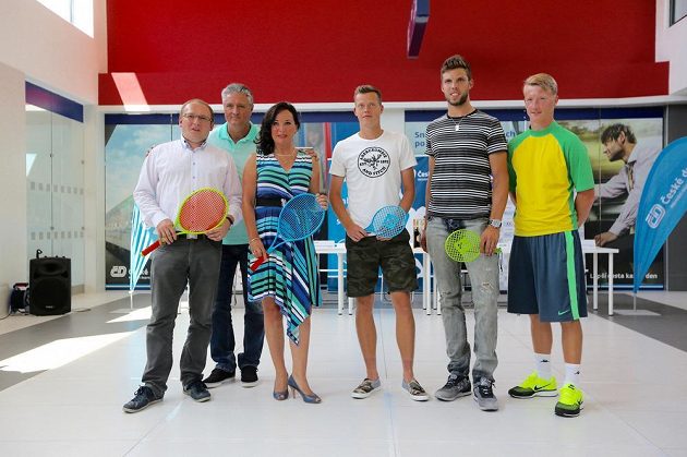 Zprava tenisté Zdeněk Kolář, Jiří Veselý a Adam Pavlásek, starostka Třince Věra Palkovská, nehrající kapitán českého daviscupového týmu Jaroslav Navrátil a ředitel odboru obchodu osobní dopravy Českých drah Jiří Ješeta.
