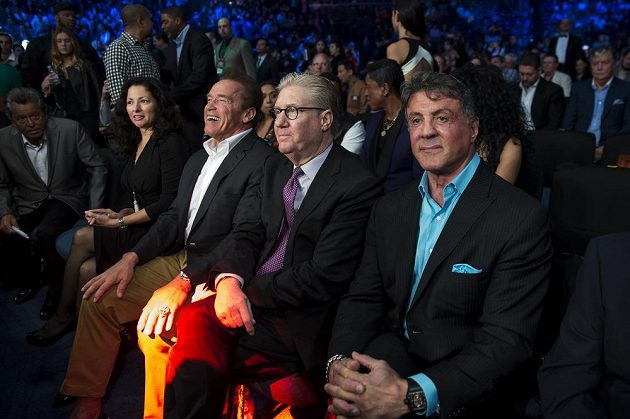 Na zápas se přišli podívat také legendární svalovci Arnold Schwarzenegger (druhý zleva) a Sylvester Stallone (vpravo).