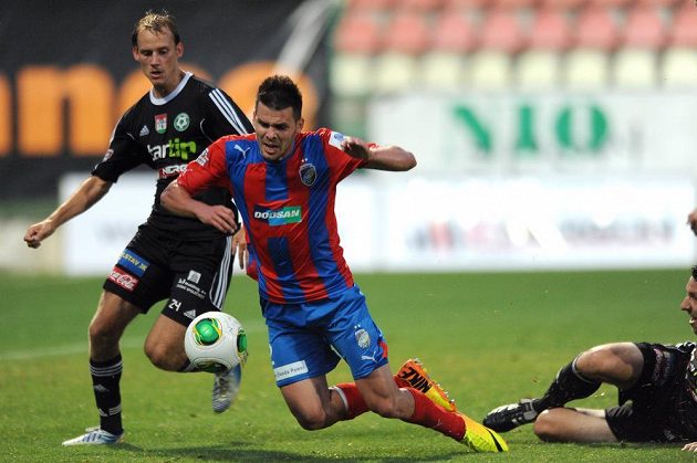 Útočník Plzně Michal Ďuriš padá po zákroku příbramského Tomáše Hájovského (vpravo), následovala penalta.