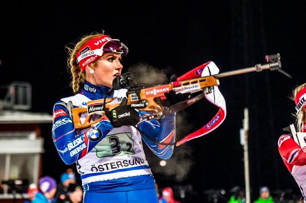 Gabriela Soukalová na střelnici.