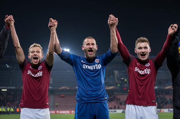 Fotbalisté Sparty Praha (zleva): Ladislav Krejčí, David Bičík a Jakub Brabec oslavují vítězství nad Krasnodarem.