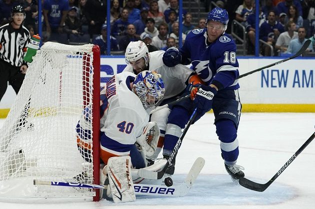 Brankář NY Islanders Semjon Varlamov (40) tentokrát likviduje šanci Ondřeje Paláta z Tampy Bay Lightning v semifinále NHL.