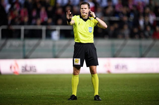 Rozhodčí Pavel Rejžek během vršovického derby posuzoval s pomocí videa několik situací.