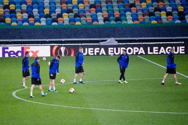 Plzeňští fotbalisté během tréninku v Lisabonu před utkáním EL se Sportingem.