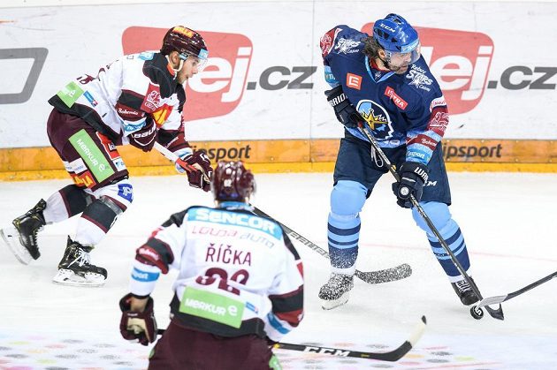 Jaromír Jágr z Kladna a hokejisté Sparty Matúš Sukeľ (vlevo) a Robert Říčka během utkání Tipsport extraligy.