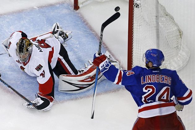 Oscar Lindberg (24) z New Yorku Rangers slaví svůj gól proti Ottawě. Brankář Craig Anderson (41) se natahoval marně.
