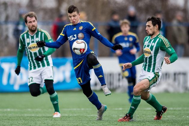 Matúš Marcin z Jihlavy (uprostřed) a záložníci Bohemians Tomáš Čížek (vlevo) a Josef Jindřišek.