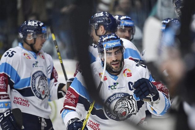 Liberecká radost po gólu, který vstřelil v semifinále hokejové extraligy Petr Jelínek.