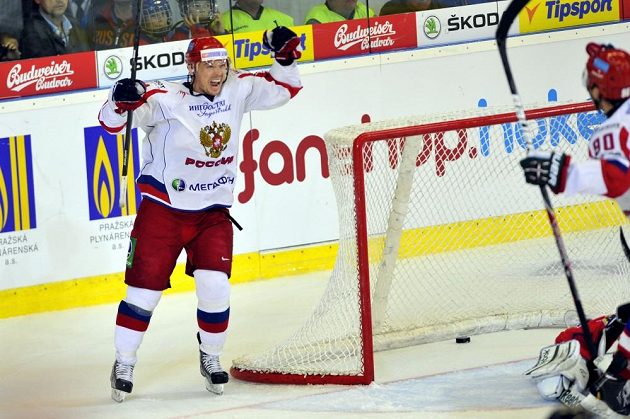 Ruský hokejový útočník Sergej Mozjakin (vlevo) se raduje ze vstřelení gólu, který vstřelil Kirill Petrov.