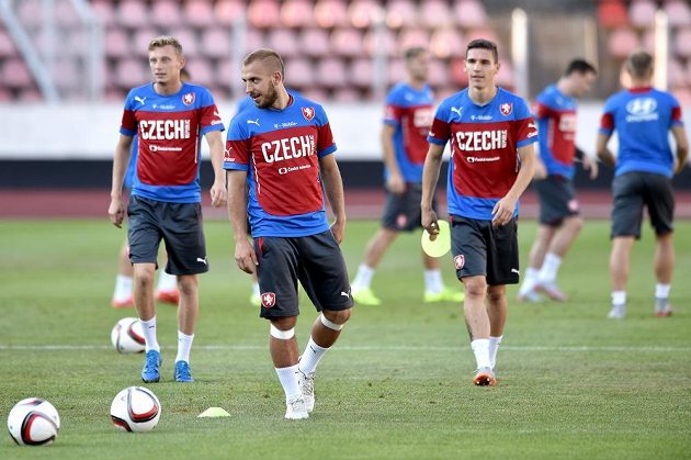 Jiří Skalák (uprostřed), Ladislav Krejčí (vlevo) a David Pavelka během tréninku české fotbalové reprezentace.
