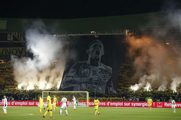 Fanoušci francouzského klubu v Nantes vzdali hold bývalému hráči Emilianu Salovi, který zmizel při leteckém neštěstí.